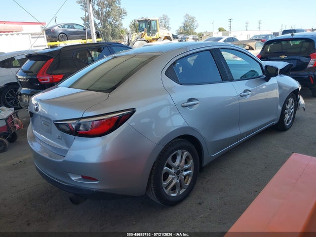 3MYDLBYV9JY325856 Toyota YARIS IA