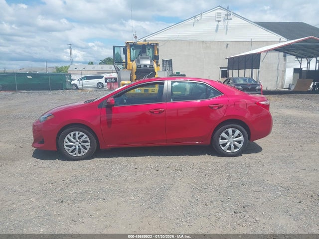 45689922 :رقم المزاد ، 2T1BURHEXJC064636 vin ، 2018 Toyota Corolla Le مزاد بيع