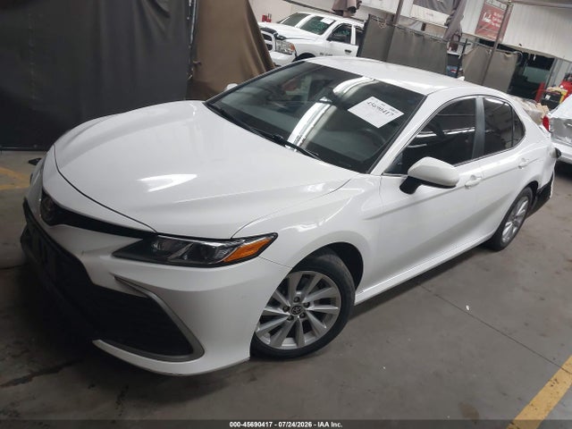 2021 Toyota Camry Le მანქანა იყიდება აუქციონზე, vin: 4T1C11AKXMU590329, აუქციონის ნომერი: 45690417