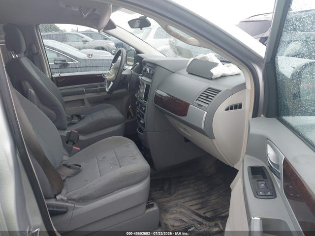 2010 Chrysler Town & Country Touring მანქანა იყიდება აუქციონზე, vin: 2A4RR5D1XAR460460, აუქციონის ნომერი: 45692682