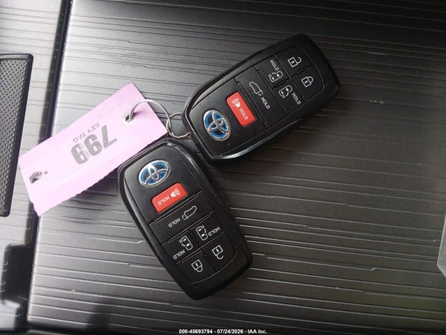 Toyota SIENNA XLE 2025 5TDJRKEC2SS248100 Image 11