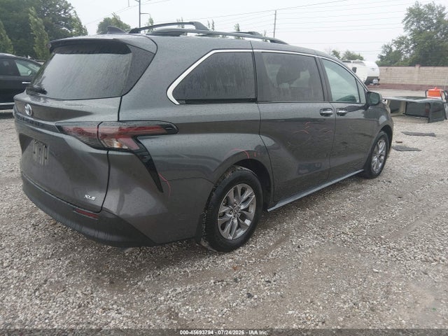 Toyota SIENNA XLE 2025 5TDJRKEC2SS248100 Image 4