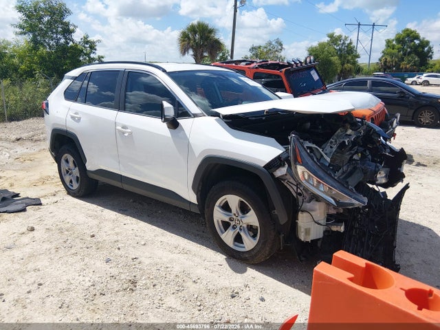 45693796 :رقم المزاد ، 2T3W1RFV2MW142950 vin ، 2021 Toyota Rav4 Xle مزاد بيع