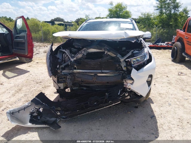 45693796 :رقم المزاد ، 2T3W1RFV2MW142950 vin ، 2021 Toyota Rav4 Xle مزاد بيع