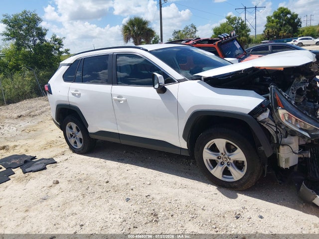 45693796 :رقم المزاد ، 2T3W1RFV2MW142950 vin ، 2021 Toyota Rav4 Xle مزاد بيع