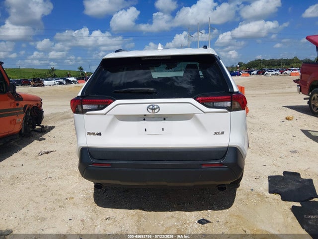 45693796 :رقم المزاد ، 2T3W1RFV2MW142950 vin ، 2021 Toyota Rav4 Xle مزاد بيع
