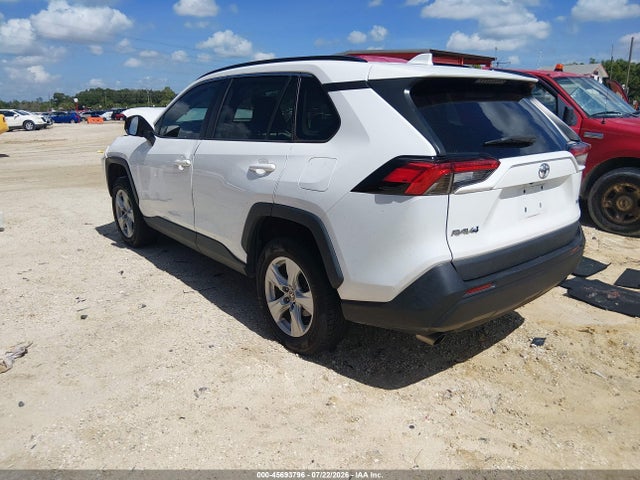 45693796 :رقم المزاد ، 2T3W1RFV2MW142950 vin ، 2021 Toyota Rav4 Xle مزاد بيع