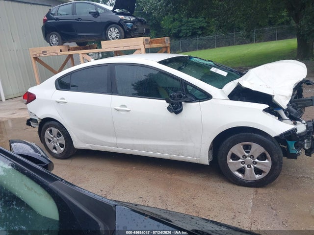 Auction sale of the 2018 Kia Forte Lx, vin: 3KPFK4A7XJE281143, lot number: 45694087