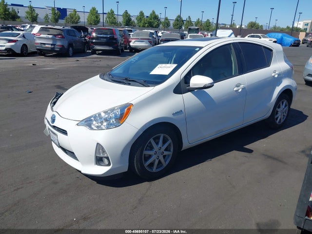 Toyota Prius C Four 2014 JTDKDTB3XE1076784 Image 2