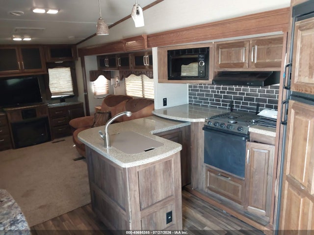 45695385 :رقم المزاد ، 4YDF32720F2504997 vin ، 2015 Keystone Cougar مزاد بيع