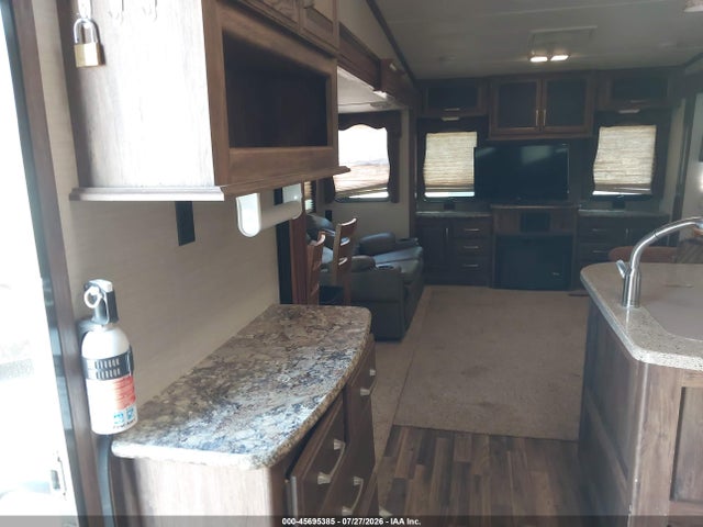 45695385 :رقم المزاد ، 4YDF32720F2504997 vin ، 2015 Keystone Cougar مزاد بيع
