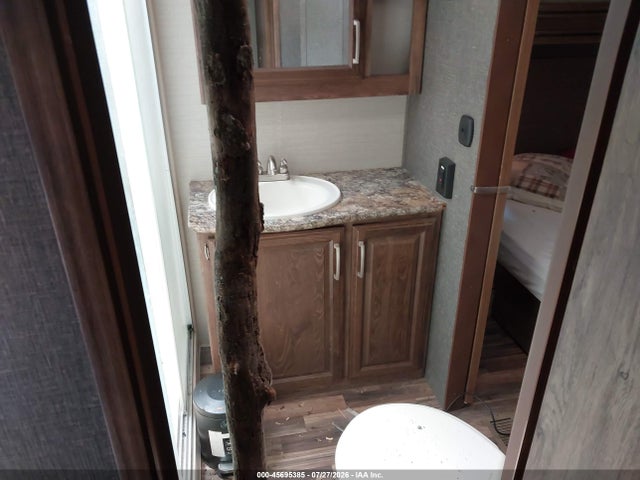 45695385 :رقم المزاد ، 4YDF32720F2504997 vin ، 2015 Keystone Cougar مزاد بيع