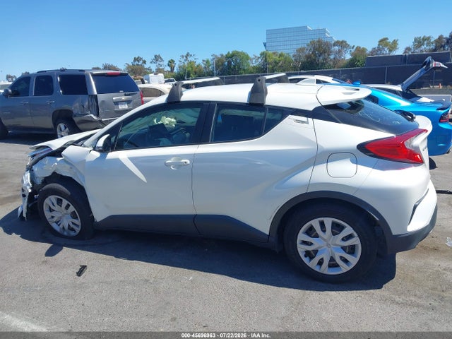 JTNKHMBX2L1065350 Toyota C-HR LE