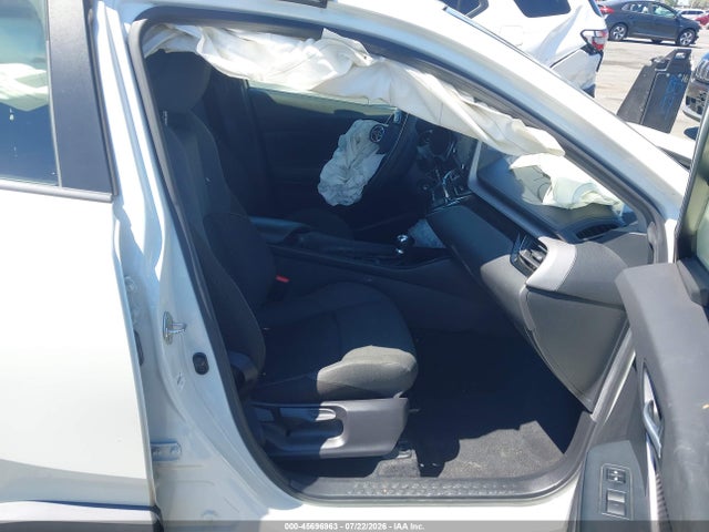 JTNKHMBX2L1065350 Toyota C-HR LE