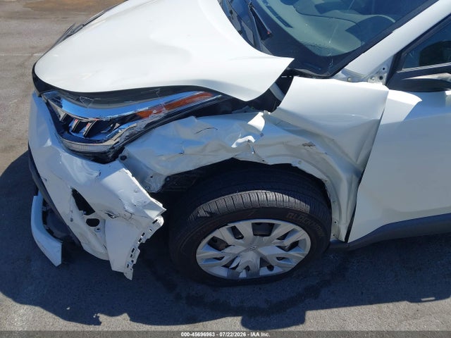 JTNKHMBX2L1065350 Toyota C-HR LE