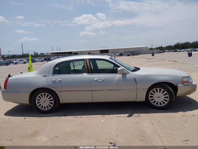 Продаж на аукціоні авто 2005 Lincoln Town Car Signature Limited, vin: 1LNHM82W55Y647330, номер лоту: 45697598