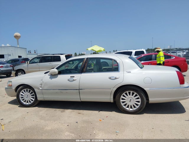 Продаж на аукціоні авто 2005 Lincoln Town Car Signature Limited, vin: 1LNHM82W55Y647330, номер лоту: 45697598