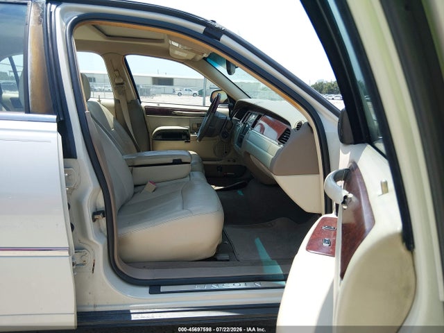Продаж на аукціоні авто 2005 Lincoln Town Car Signature Limited, vin: 1LNHM82W55Y647330, номер лоту: 45697598