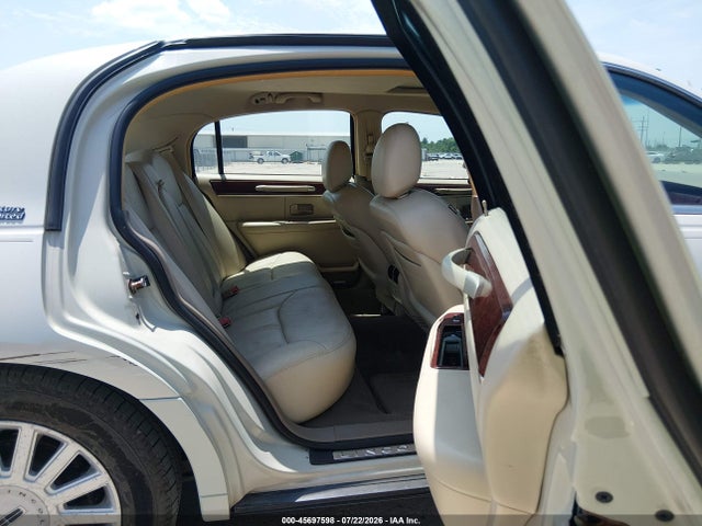 Продаж на аукціоні авто 2005 Lincoln Town Car Signature Limited, vin: 1LNHM82W55Y647330, номер лоту: 45697598