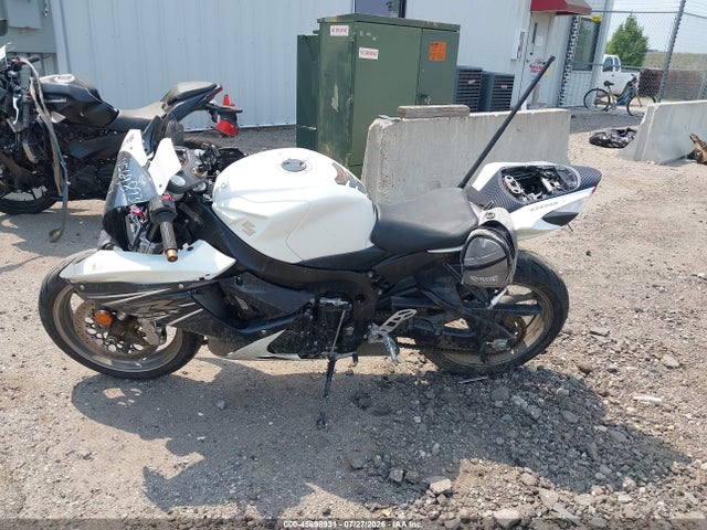 45698931 :رقم المزاد ، JS1GN7FA8B2102950 vin ، 2011 Suzuki Gsx-r600 مزاد بيع