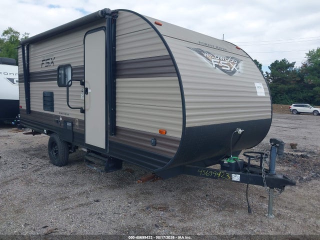 45699423 :رقم المزاد ، 4X4TWDT15LY093590 vin ، 2020 Forest River Wildwood Fsx 178bhs Travel Trailer مزاد بيع