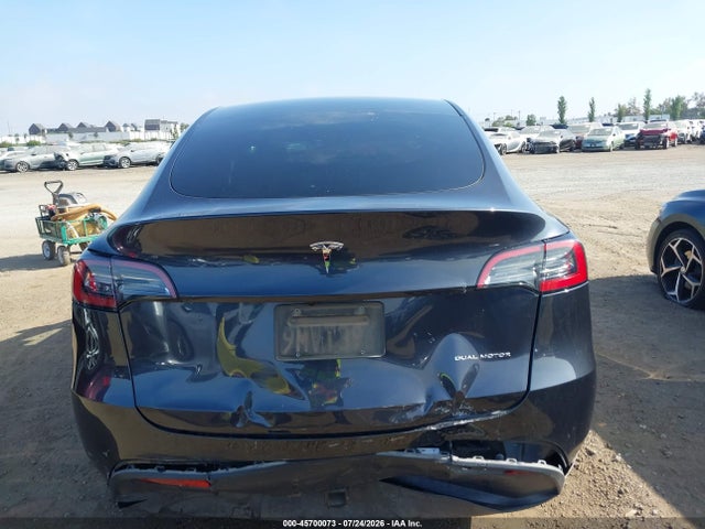 2024 Tesla Model Y Long Range Dual Motor All-wheel Drive მანქანა იყიდება აუქციონზე, vin: 7SAYGDEE2RF117137, აუქციონის ნომერი: 45700073
