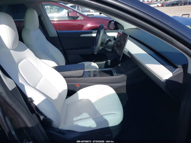 2024 Tesla Model Y Long Range Dual Motor All-wheel Drive მანქანა იყიდება აუქციონზე, vin: 7SAYGDEE2RF117137, აუქციონის ნომერი: 45700073