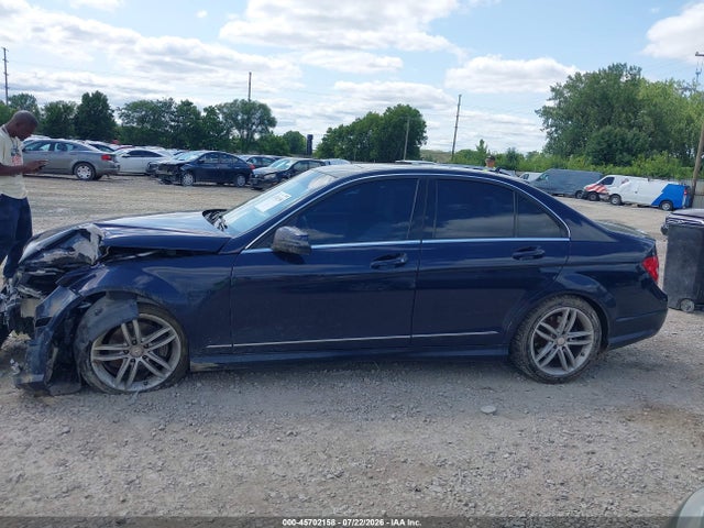 2012 Mercedes-benz C 300 Sport 4matic მანქანა იყიდება აუქციონზე, vin: WDDGF8BB0CA621530, აუქციონის ნომერი: 45702158