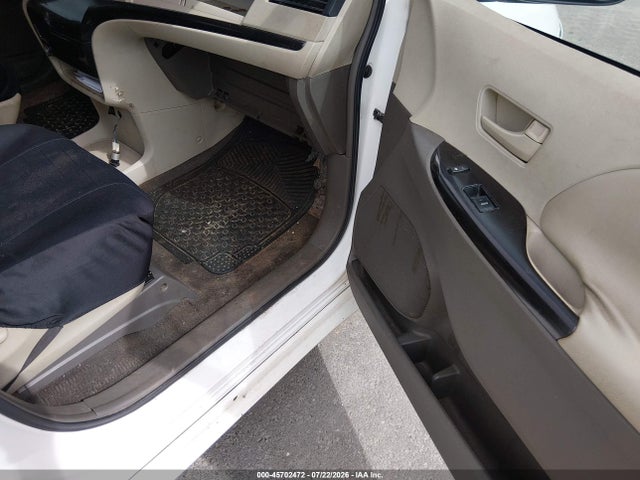 45702472 :رقم المزاد ، 5TDZK3DC2BS063172 vin ، 2011 Toyota Sienna Base V6 مزاد بيع