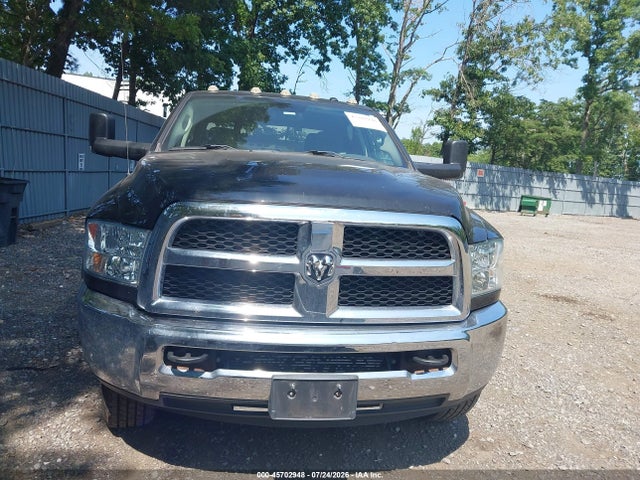 45702948 :رقم المزاد ، 3C6UR5CL2JG358070 vin ، 2018 Ram 2500 مزاد بيع