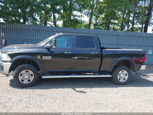 45702948 :رقم المزاد ، 3C6UR5CL2JG358070 vin ، 2018 Ram 2500 مزاد بيع