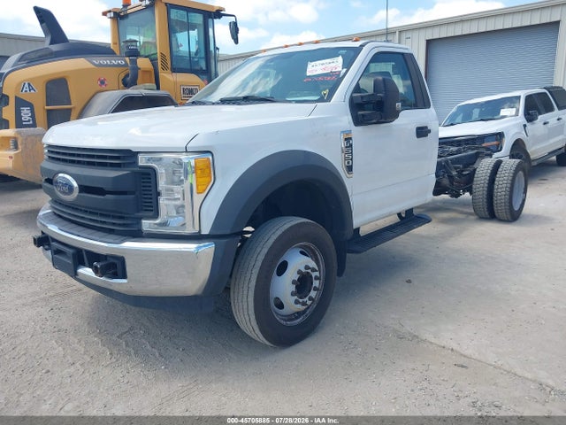 Ford F-550 Chassis Xl 2017 1FDUF5GY7HED79761 Image 2