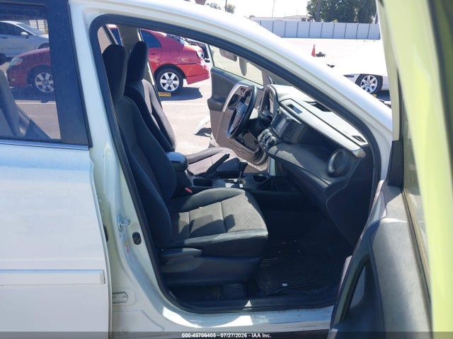 JTMZFREV7HJ712736 Toyota RAV4 LE