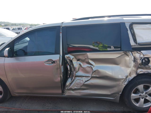2015 Toyota Sienna Le 8 Passenger მანქანა იყიდება აუქციონზე, vin: 5TDKK3DC5FS631387, აუქციონის ნომერი: 45706913