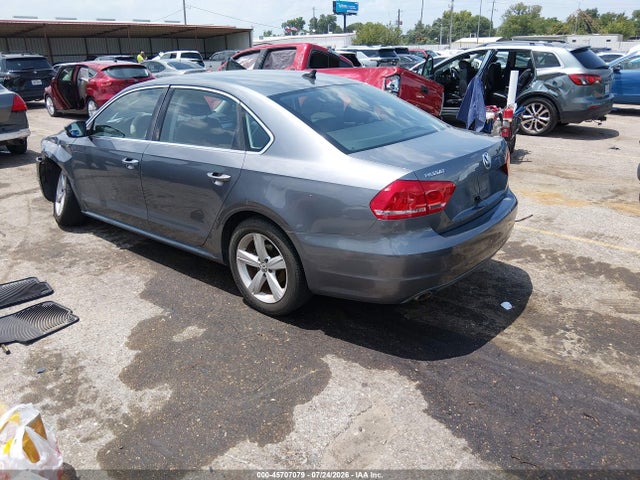 2013 Volkswagen Passat 2.5l Se მანქანა იყიდება აუქციონზე, vin: 1VWBH7A35DC128044, აუქციონის ნომერი: 45707079
