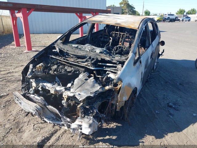 Toyota Prius V Five 2015 JTDZN3EU4FJ025766 Image 2