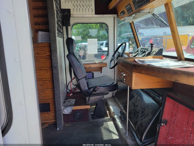 Продаж на аукціоні авто 2000 Freightliner Chassis M Line Walk-in Van, vin: 4UZA5FBC2YCG83263, номер лоту: 45707349