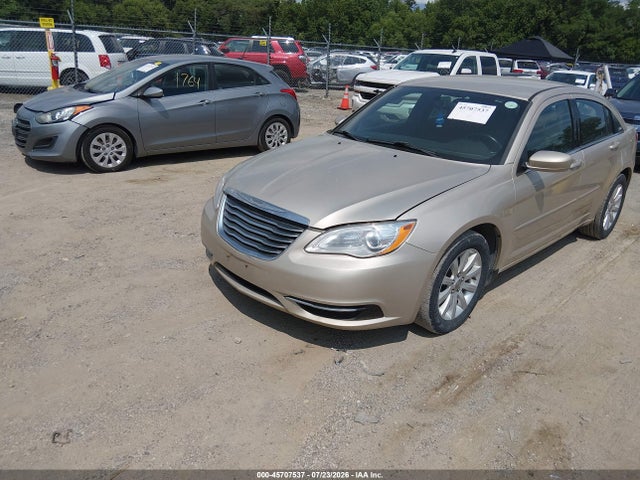 Chrysler 200 Touring 2014 1C3CCBBG3EN195522 Image 2