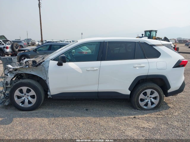 2T3F1RFV4RW470751 Toyota RAV4 LE