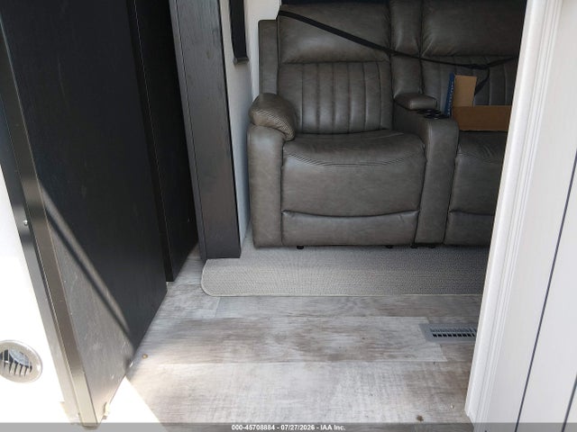 45708884 :رقم المزاد ، 5ZT2PUZB4S4022531 vin ، 2025 Forest River Palomino Puma 337bh Travel Trailer مزاد بيع