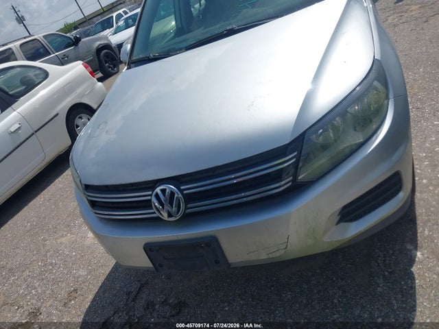 2015 Volkswagen Tiguan S მანქანა იყიდება აუქციონზე, vin: WVGAV7AX3FW557142, აუქციონის ნომერი: 45709174