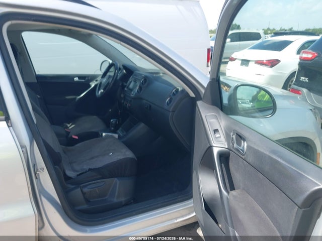 2015 Volkswagen Tiguan S მანქანა იყიდება აუქციონზე, vin: WVGAV7AX3FW557142, აუქციონის ნომერი: 45709174