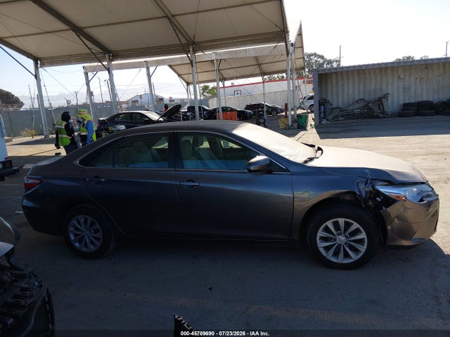 45709690 :رقم المزاد ، 4T1BF1FK1HU435311 vin ، 2017 Toyota Camry Le مزاد بيع