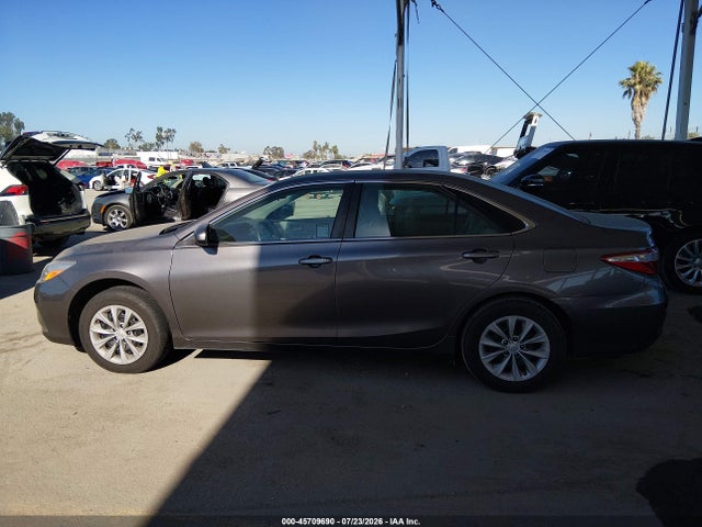 45709690 :رقم المزاد ، 4T1BF1FK1HU435311 vin ، 2017 Toyota Camry Le مزاد بيع