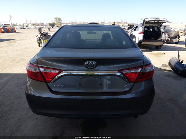 45709690 :رقم المزاد ، 4T1BF1FK1HU435311 vin ، 2017 Toyota Camry Le مزاد بيع