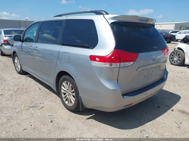 45710126 :رقم المزاد ، 5TDYK3DC6ES473800 vin ، 2014 Toyota Sienna Xle V6 8 Passenger مزاد بيع