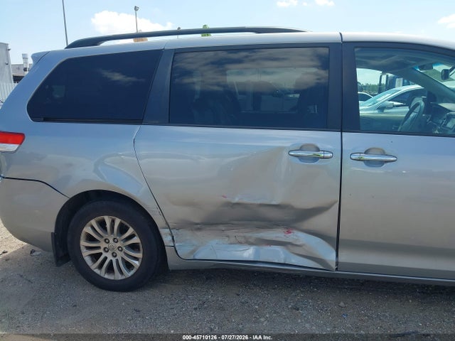 45710126 :رقم المزاد ، 5TDYK3DC6ES473800 vin ، 2014 Toyota Sienna Xle V6 8 Passenger مزاد بيع
