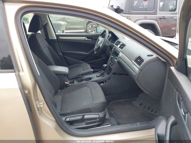 2015 Volkswagen Passat 1.8t S მანქანა იყიდება აუქციონზე, vin: 1VWAT7A37FC046751, აუქციონის ნომერი: 45710163