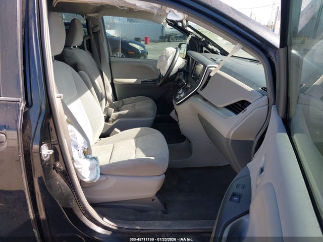 Toyota Sienna L 7 Passenger 2018 5TDZZ3DC3JS964268 Image 5