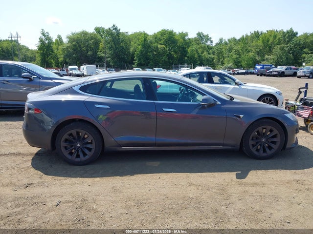 45711223 :رقم المزاد ، 5YJSA1E21JF292976 vin ، 2018 Tesla Model S 100d/75d/p100d مزاد بيع